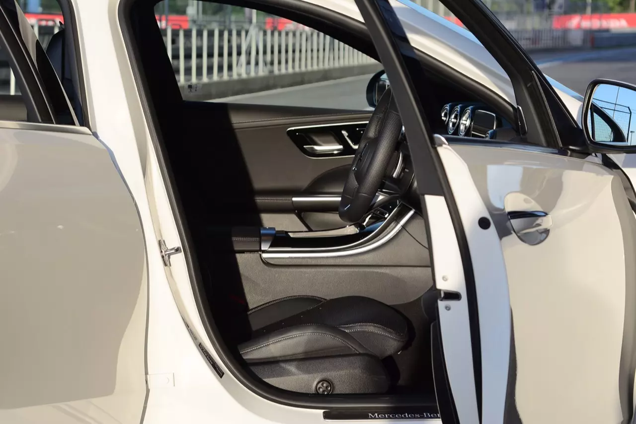 ประกอบไทยราคาดีงาม MERCEDES-BENZ NEW C-CLASS C220D AMG DYNAMIC 