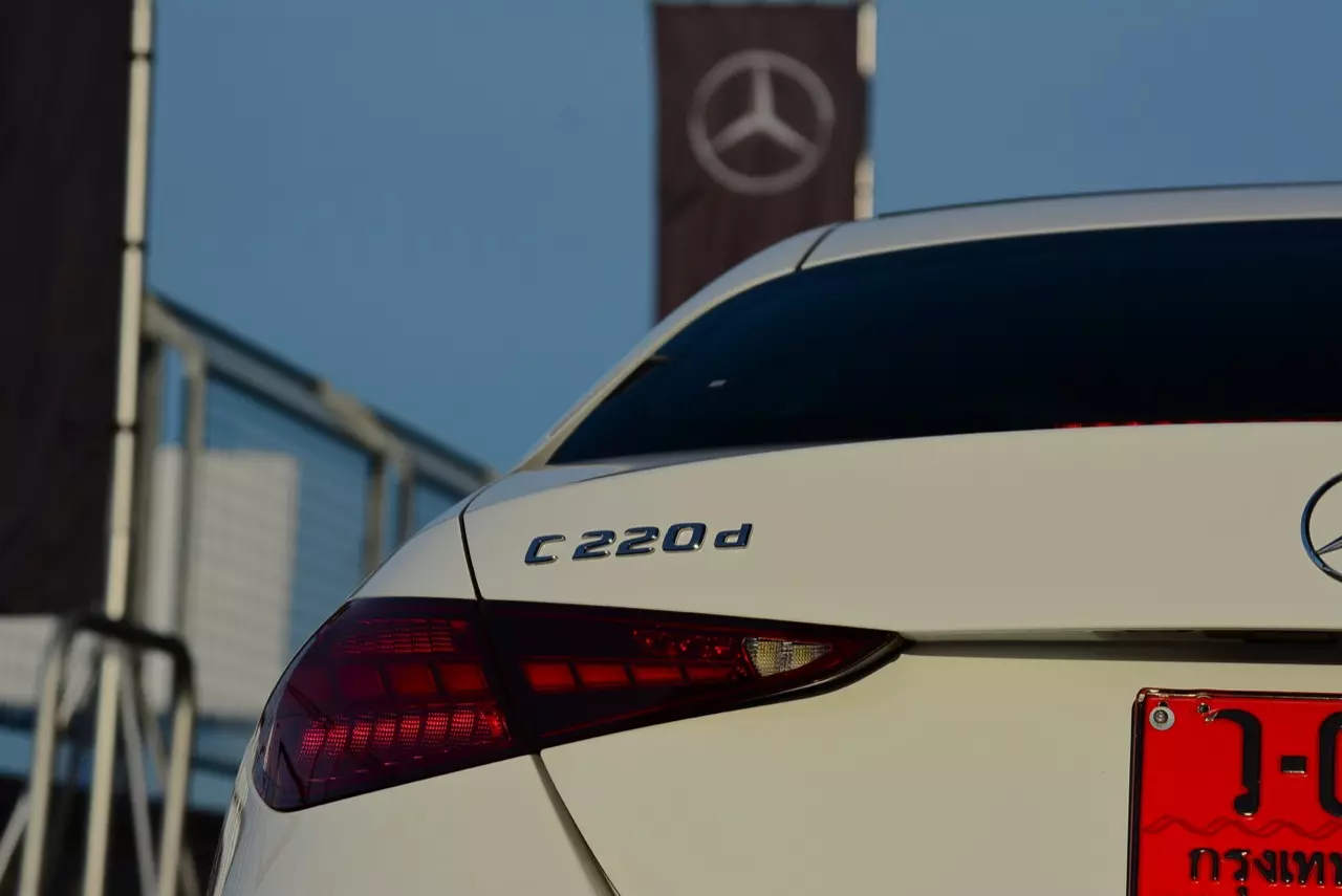 ประกอบไทยราคาดีงาม MERCEDES-BENZ NEW C-CLASS C220D AMG DYNAMIC 