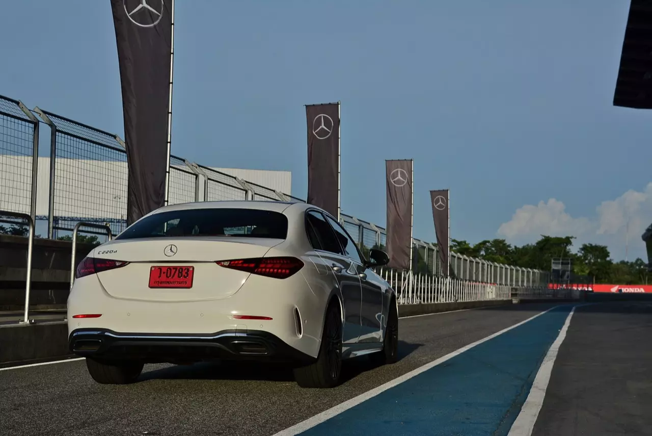 ประกอบไทยราคาดีงาม MERCEDES-BENZ NEW C-CLASS C220D AMG DYNAMIC 