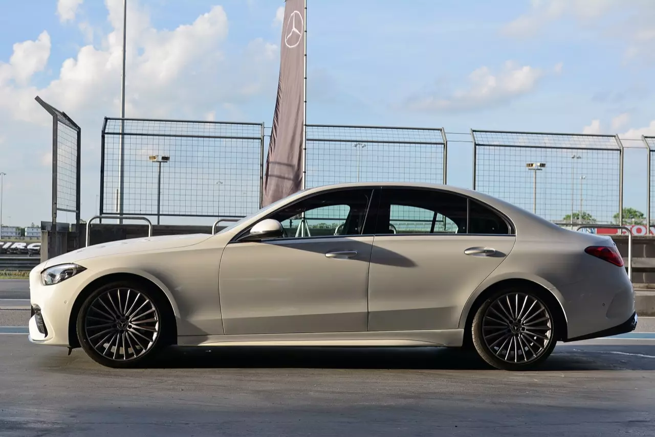 ประกอบไทยราคาดีงาม MERCEDES-BENZ NEW C-CLASS C220D AMG DYNAMIC 