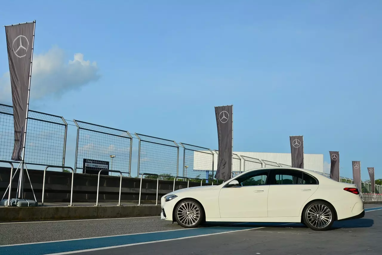 ประกอบไทยราคาดีงาม MERCEDES-BENZ NEW C-CLASS C220D AMG DYNAMIC 