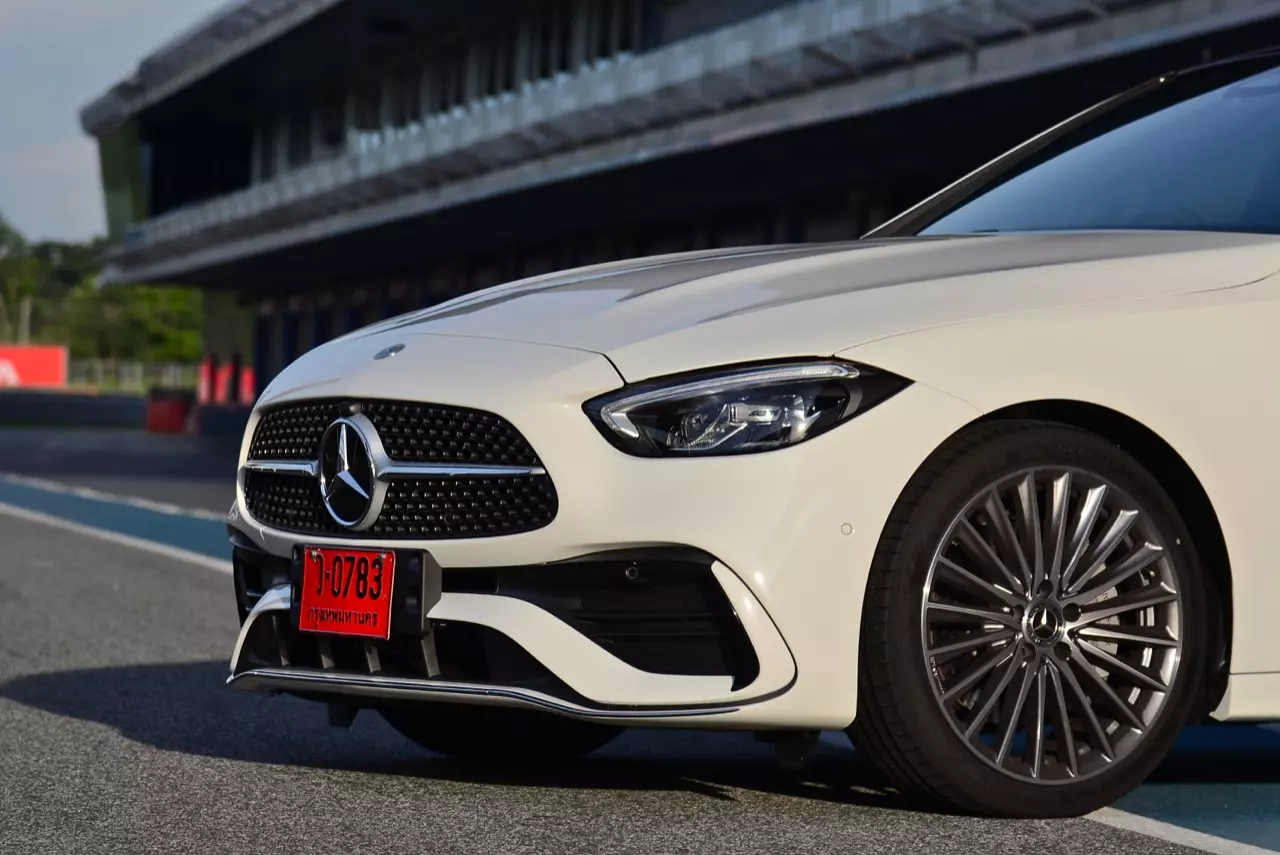 ประกอบไทยราคาดีงาม MERCEDES-BENZ NEW C-CLASS C220D AMG DYNAMIC 