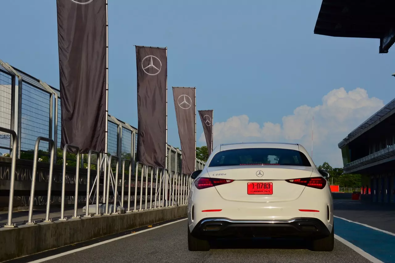 ประกอบไทยราคาดีงาม MERCEDES-BENZ NEW C-CLASS C220D AMG DYNAMIC 