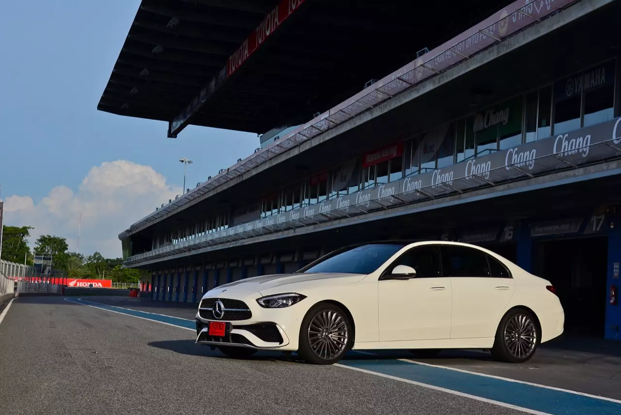 ประกอบไทยราคาดีงาม MERCEDES-BENZ NEW C-CLASS C220D AMG DYNAMIC 