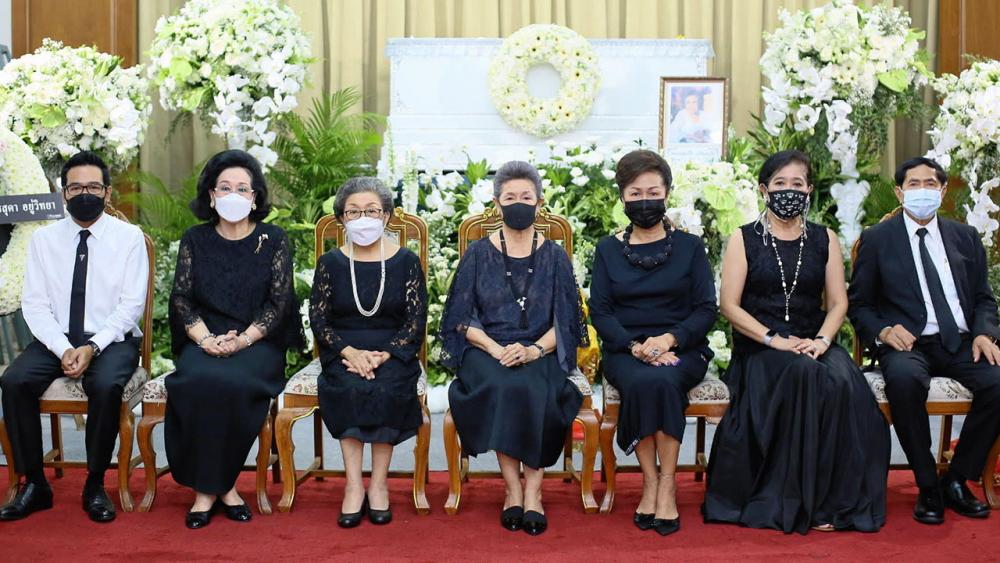 ปลายทางชีวิต สายพิณ พหลโยธิน เป็นประธานในพิธีสวดพระอภิธรรมศพ สมเชื้อ แจ้งเจนกิจ มารดา ดารณี อยู่วิทยา, พล.อ.ท.รังสรรค์-อวิกา แจ้งเจนกิจ และ นลิน หริตวร โดยมี วาริท อยู่วิทยา และ ธาริณี กฤดากร มาร่วมในพิธีด้วย ที่วัดพระศรีมหาธาตุวรมหาวิหาร วันก่อน.