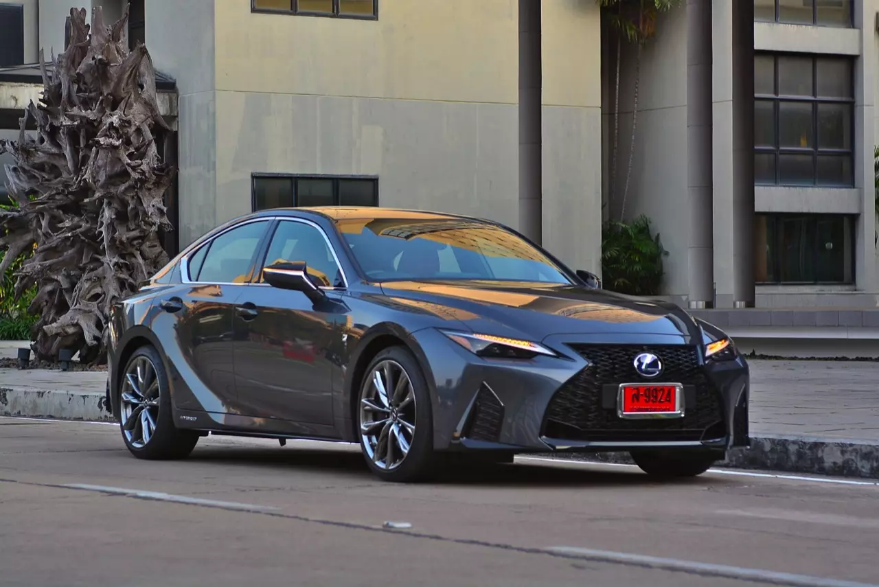 ลองของหรู! ทดสอบ LEXUS IS300h HYBRID F SPORT FACELIFT 2021