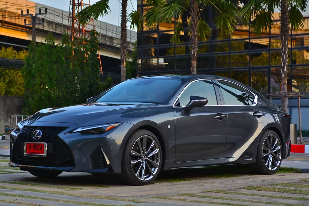 ลองของหรู! ทดสอบ LEXUS IS300h HYBRID F SPORT FACELIFT 2021