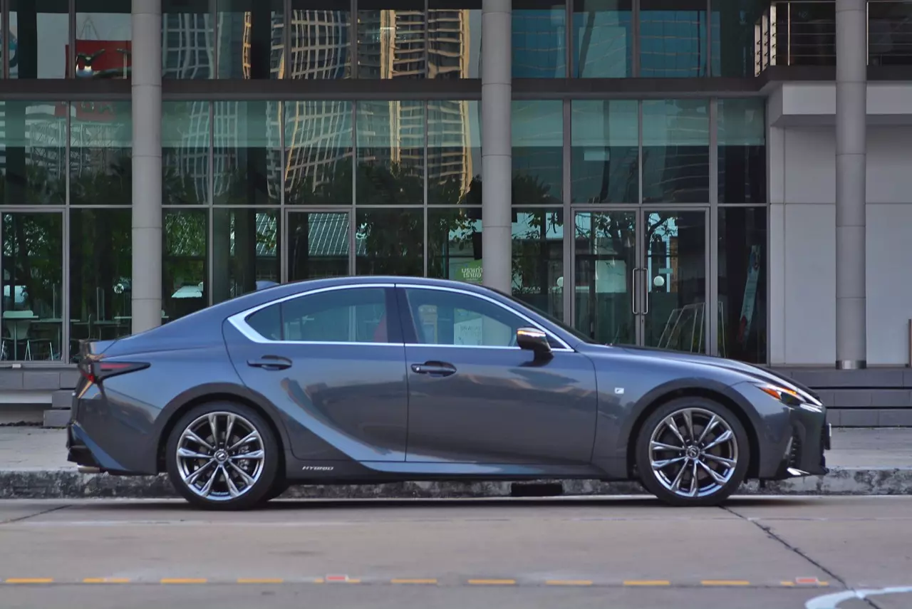 ลองของหรู! ทดสอบ LEXUS IS300h HYBRID F SPORT FACELIFT 2021