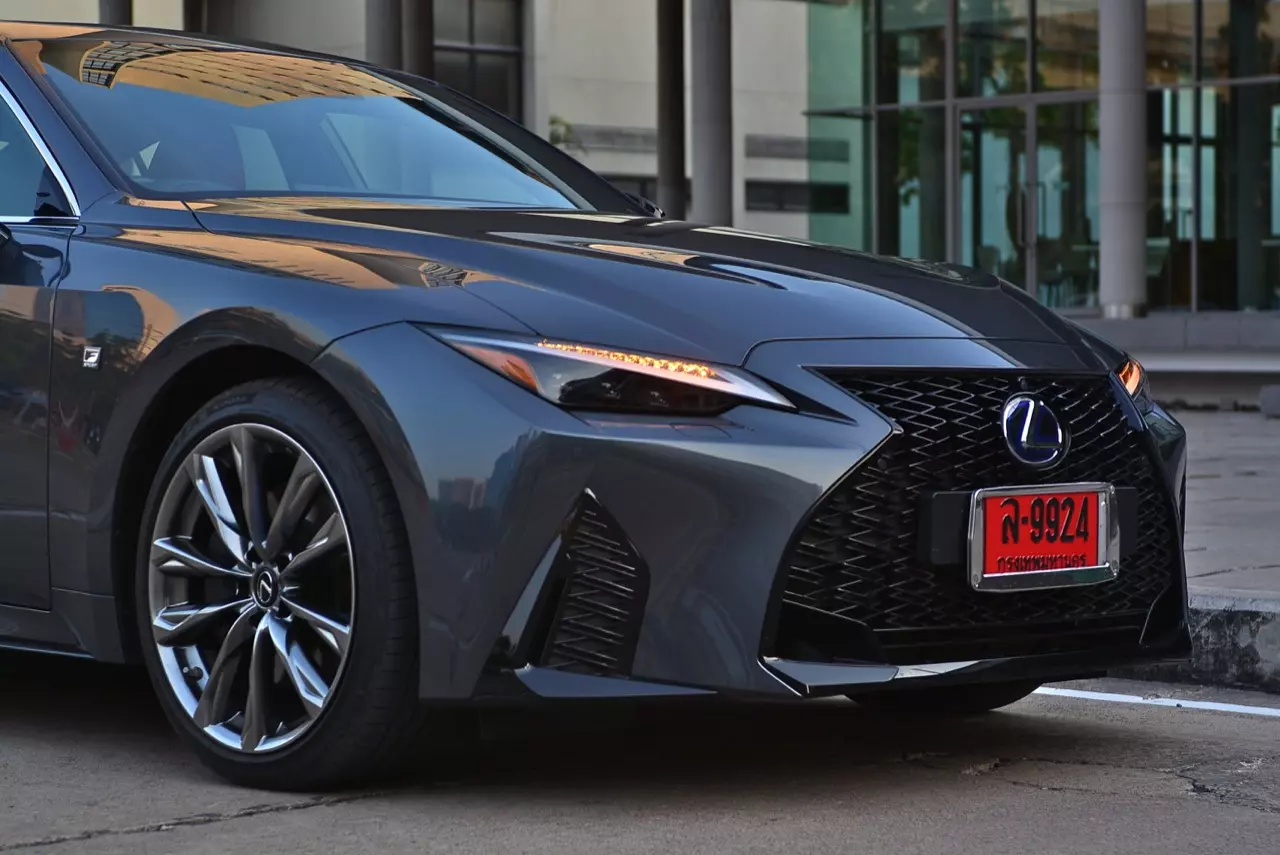ลองของหรู! ทดสอบ LEXUS IS300h HYBRID F SPORT FACELIFT 2021
