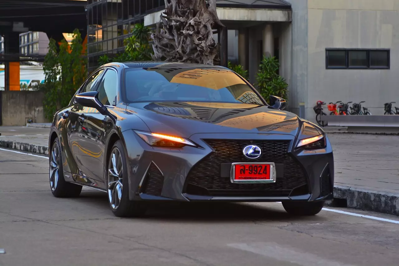 ลองของหรู! ทดสอบ LEXUS IS300h HYBRID F SPORT FACELIFT 2021