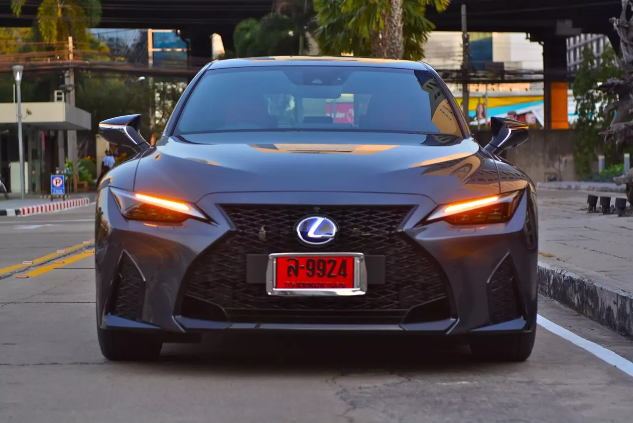 ลองของหรู! ทดสอบ LEXUS IS300h HYBRID F SPORT FACELIFT 2021