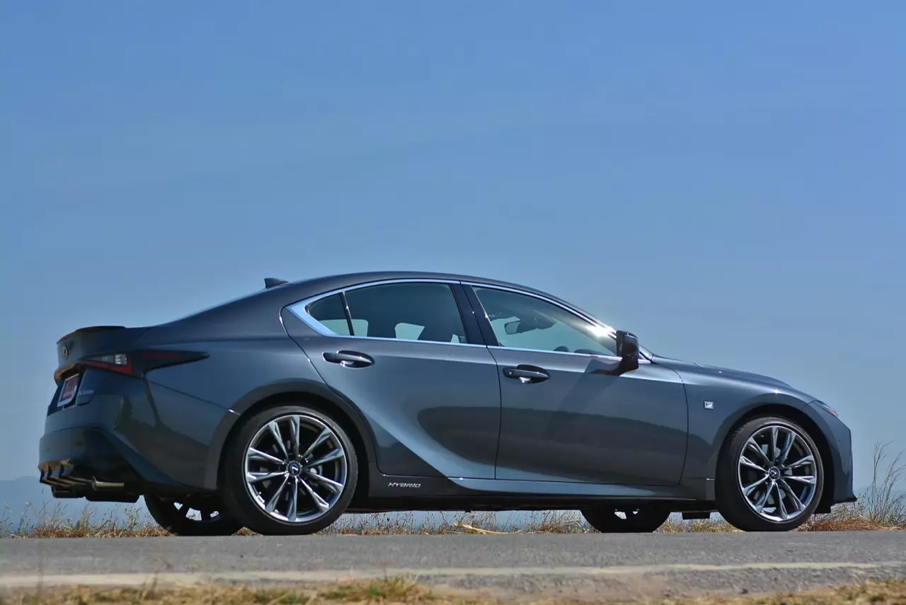 ลองของหรู! ทดสอบ LEXUS IS300h HYBRID F SPORT FACELIFT 2021