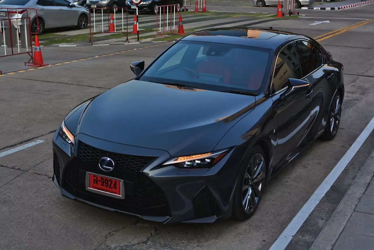 ลองของหรู! ทดสอบ LEXUS IS300h HYBRID F SPORT FACELIFT 2021