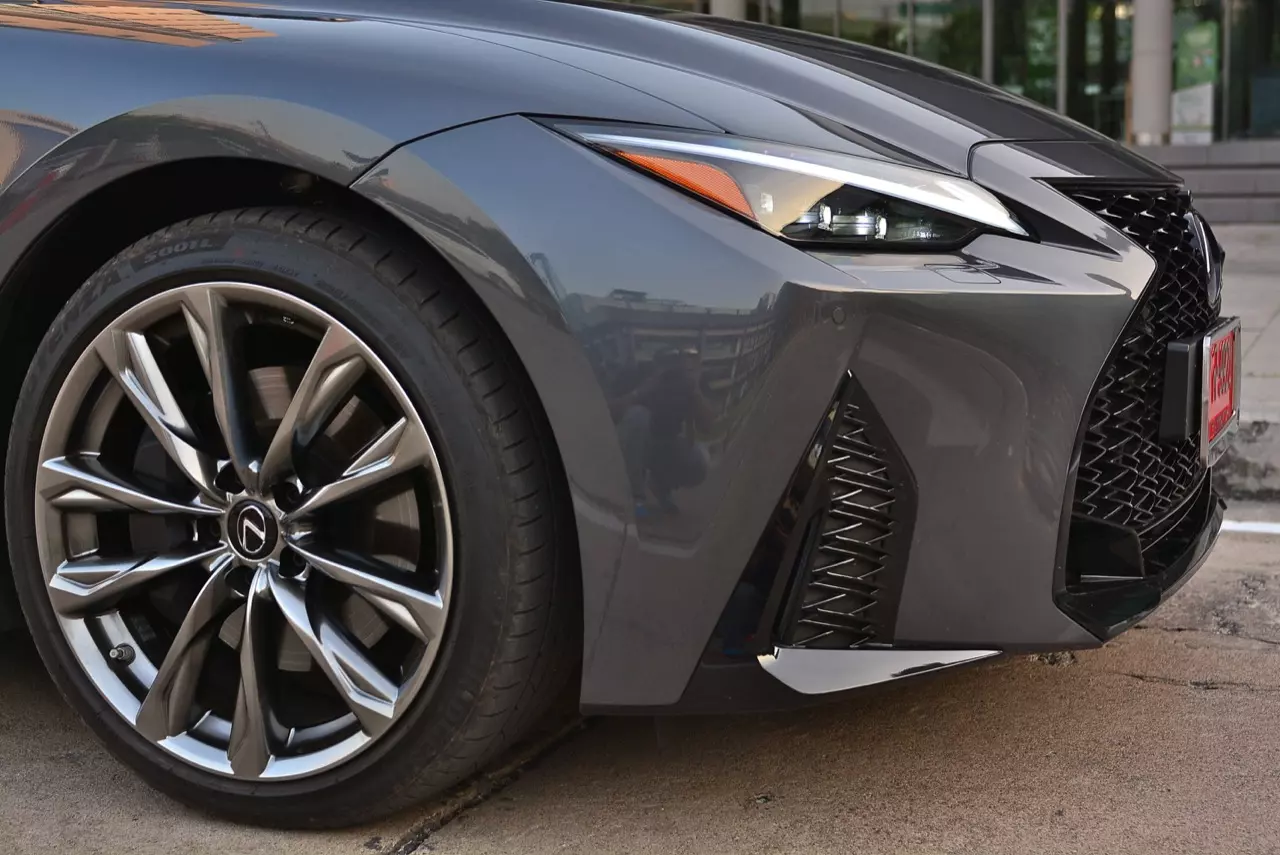 ลองของหรู! ทดสอบ LEXUS IS300h HYBRID F SPORT FACELIFT 2021