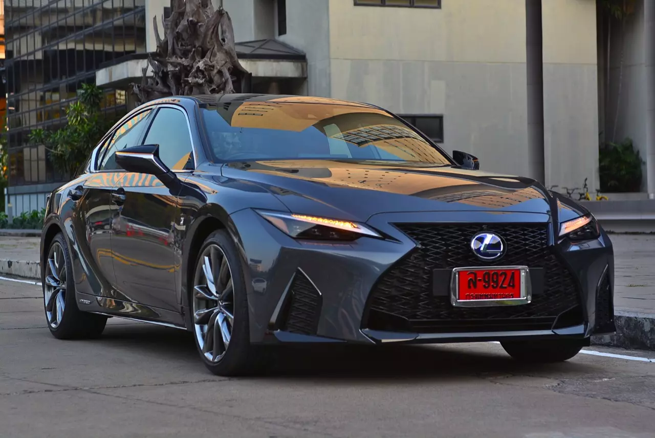 ลองของหรู! ทดสอบ LEXUS IS300h HYBRID F SPORT FACELIFT 2021