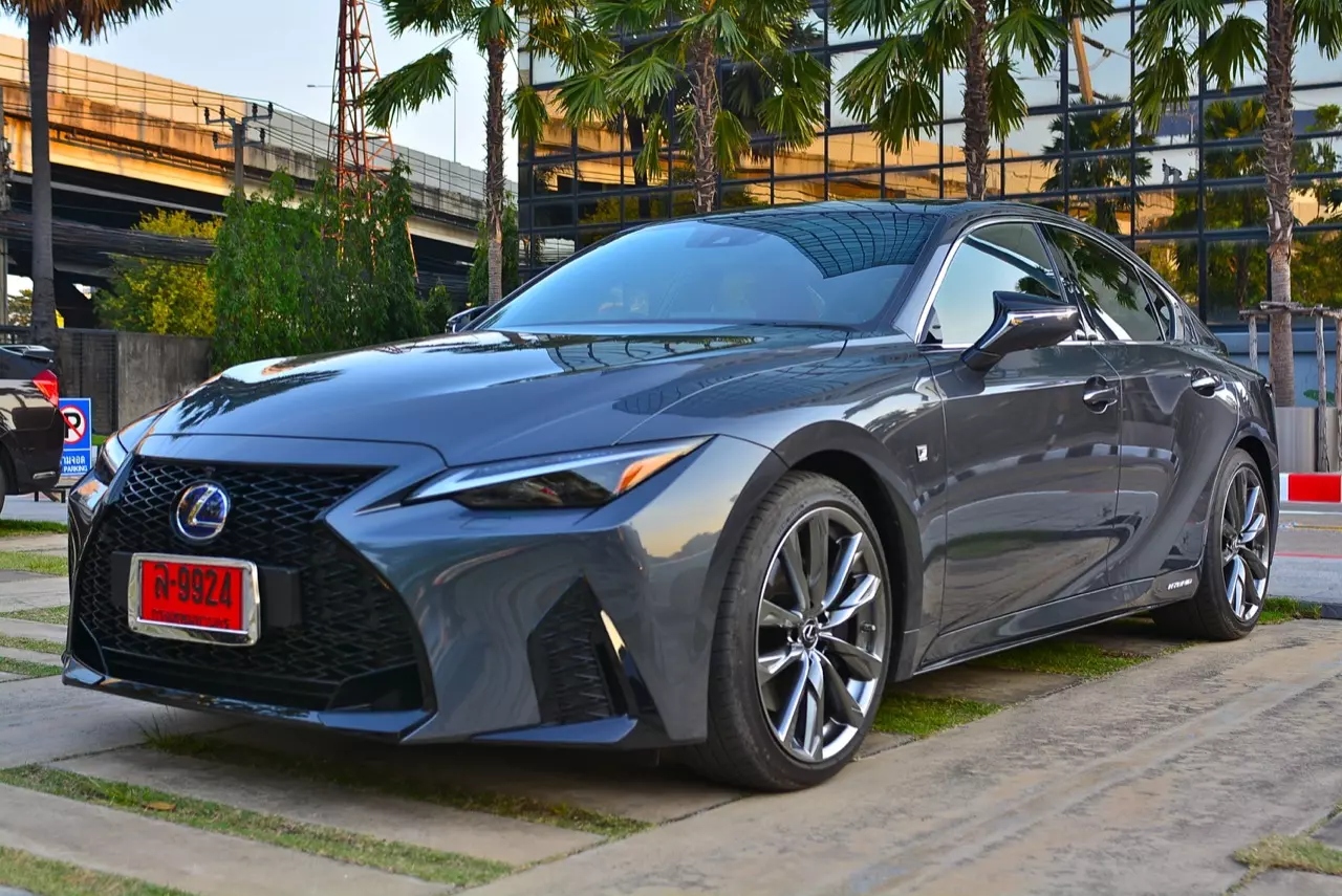 ลองของหรู! ทดสอบ LEXUS IS300h HYBRID F SPORT FACELIFT 2021