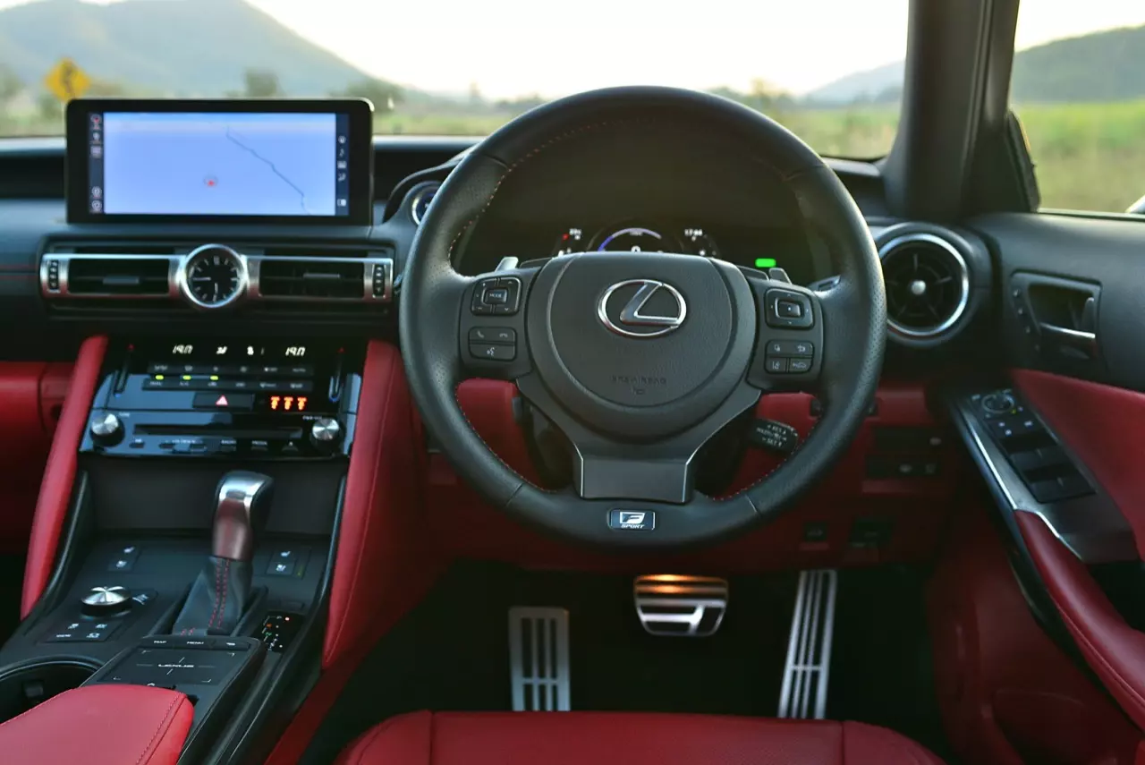 ลองของหรู! ทดสอบ LEXUS IS300h HYBRID F SPORT FACELIFT 2021