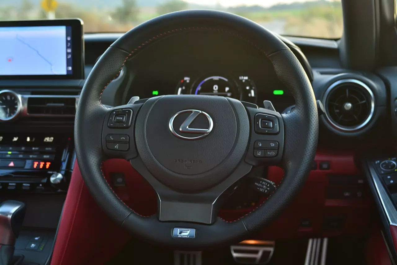 ลองของหรู! ทดสอบ LEXUS IS300h HYBRID F SPORT FACELIFT 2021