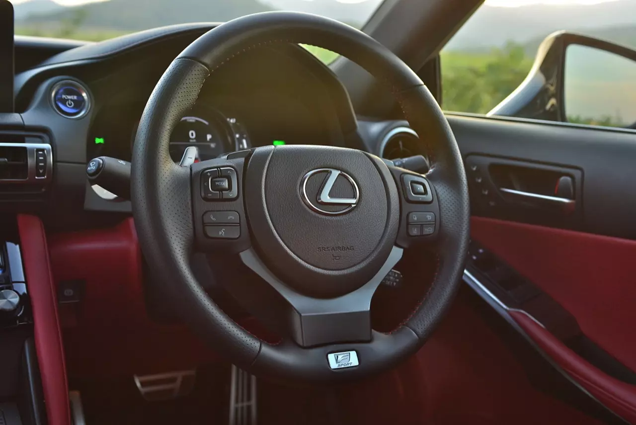 ลองของหรู! ทดสอบ LEXUS IS300h HYBRID F SPORT FACELIFT 2021