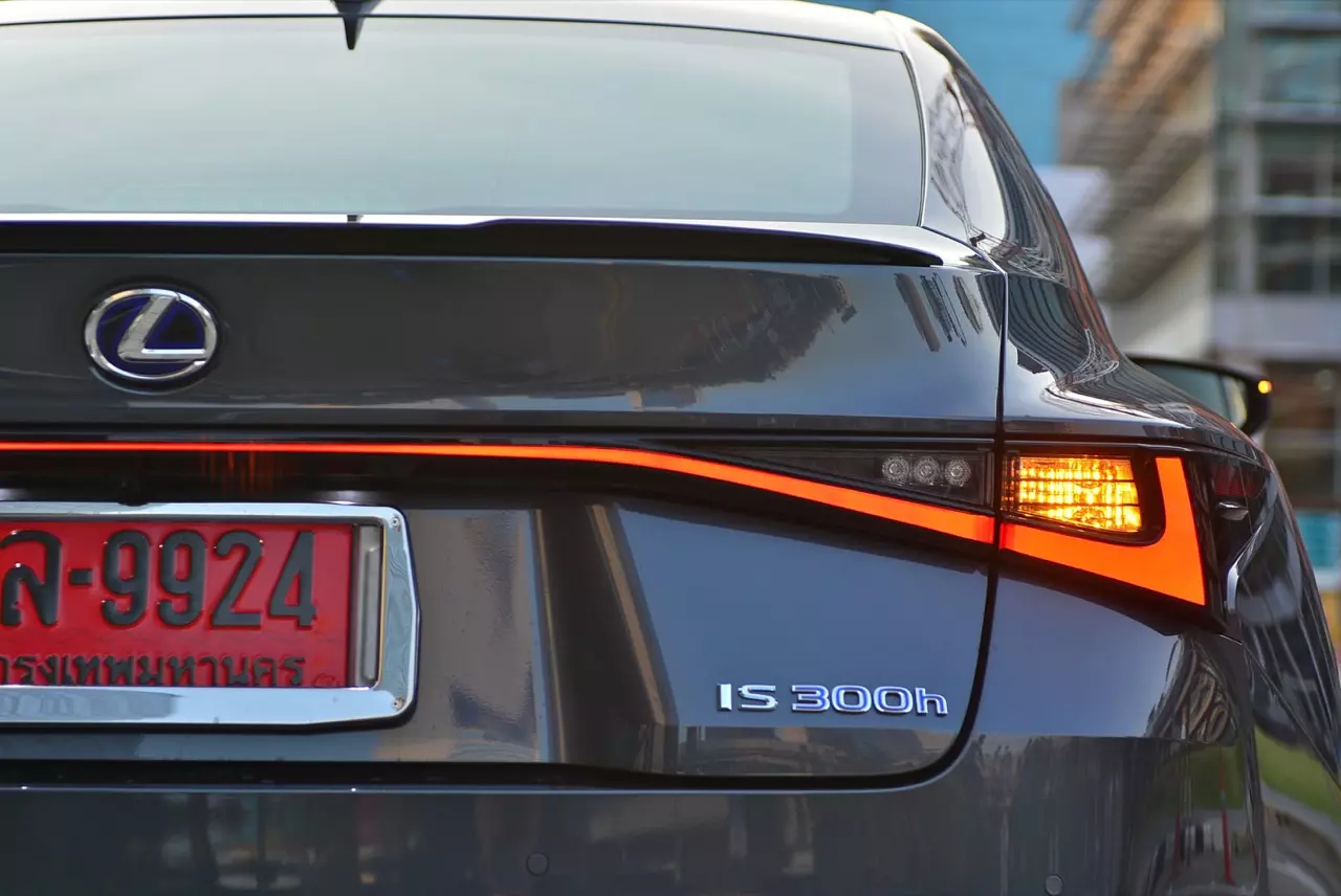 ลองของหรู! ทดสอบ LEXUS IS300h HYBRID F SPORT FACELIFT 2021