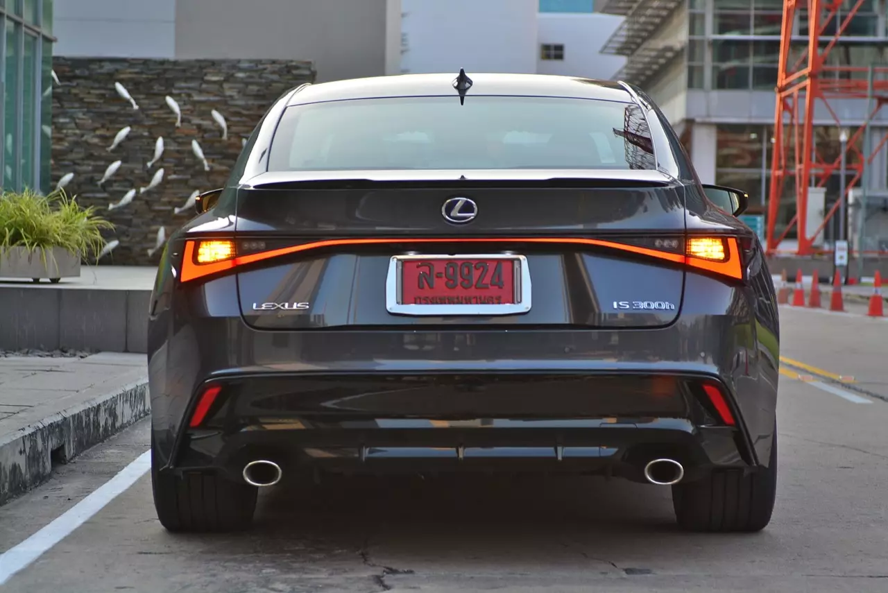 ลองของหรู! ทดสอบ LEXUS IS300h HYBRID F SPORT FACELIFT 2021