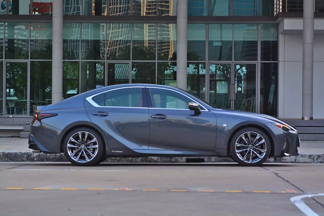 ลองของหรู! ทดสอบ LEXUS IS300h HYBRID F SPORT FACELIFT 2021