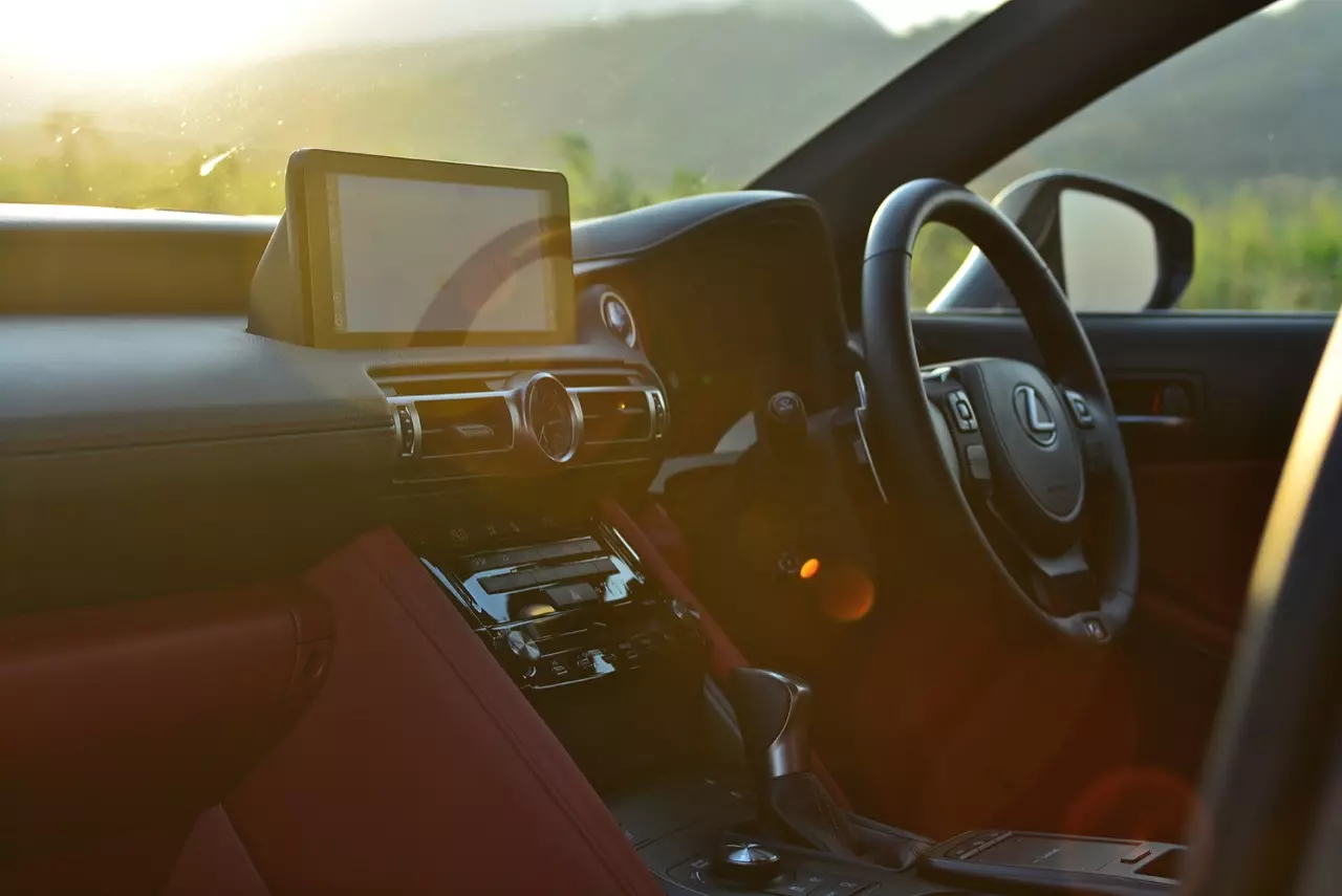 ลองของหรู! ทดสอบ LEXUS IS300h HYBRID F SPORT FACELIFT 2021