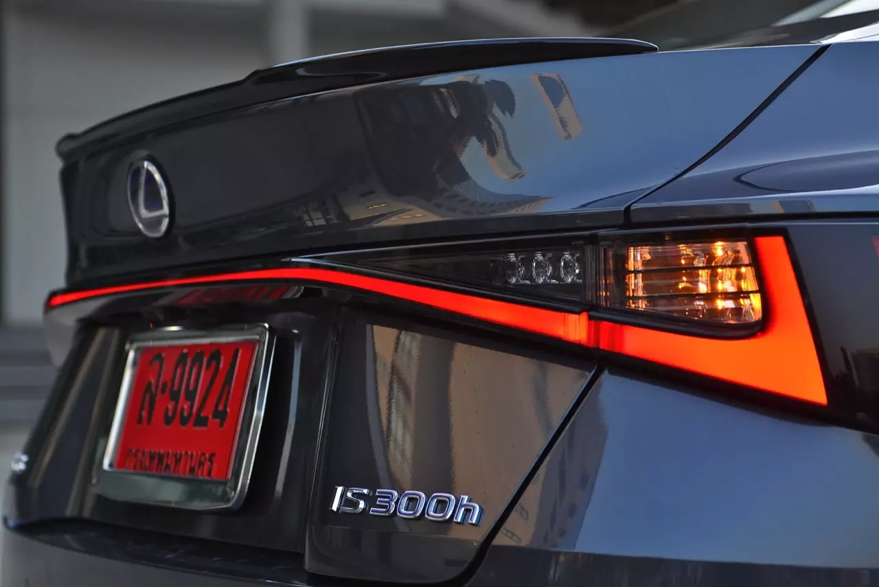 ลองของหรู! ทดสอบ LEXUS IS300h HYBRID F SPORT FACELIFT 2021