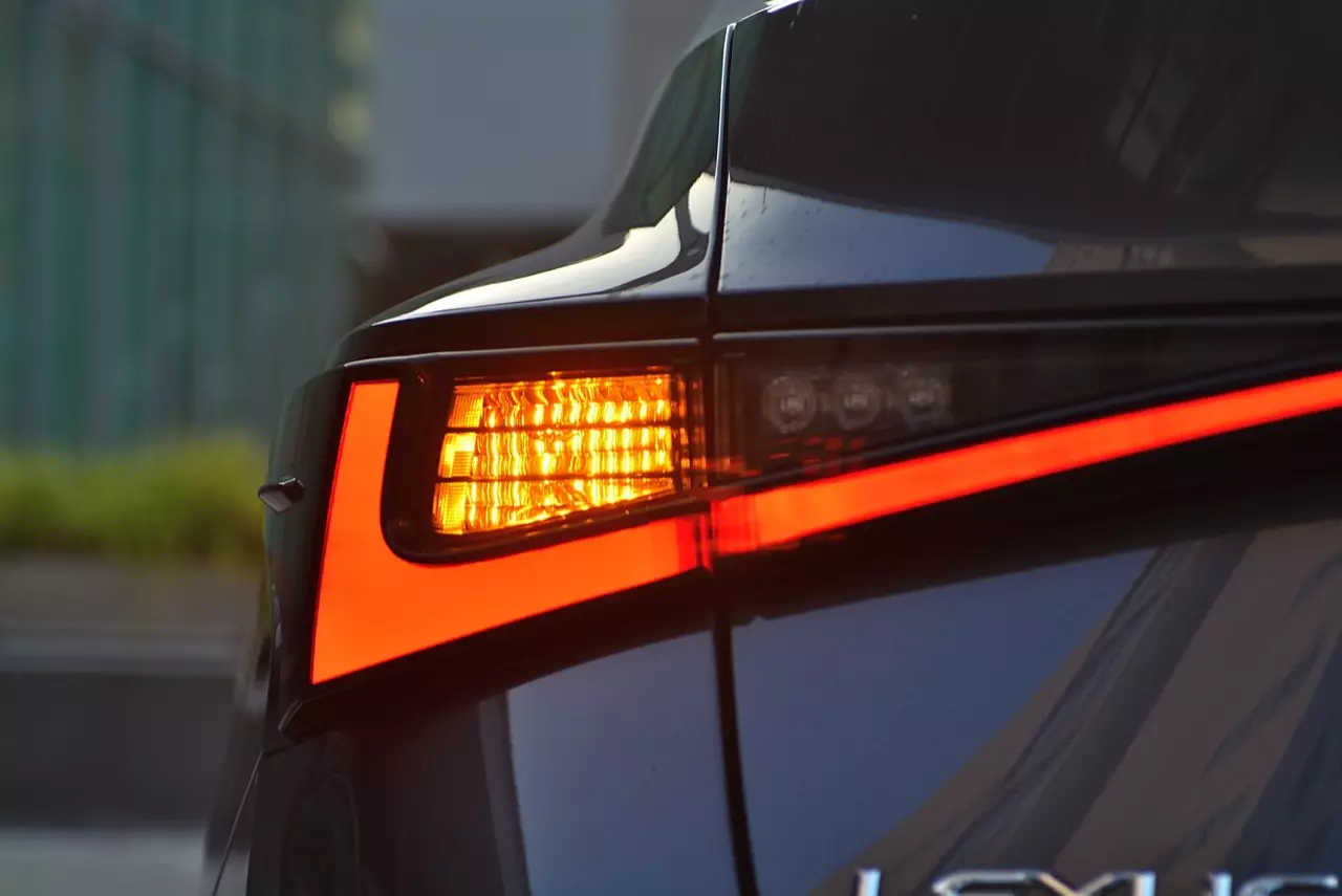 ลองของหรู! ทดสอบ LEXUS IS300h HYBRID F SPORT FACELIFT 2021