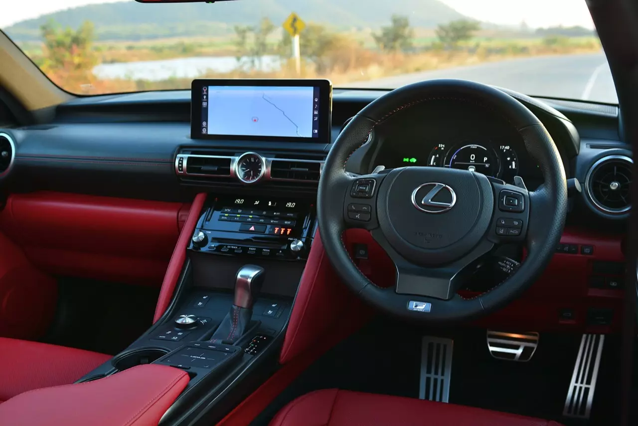 ลองของหรู! ทดสอบ LEXUS IS300h HYBRID F SPORT FACELIFT 2021