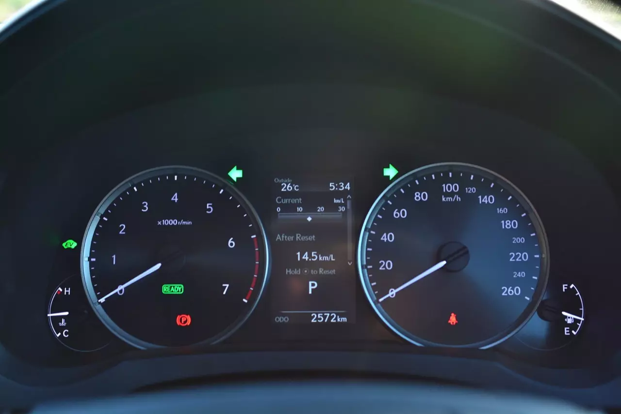 ลองของหล่อ ทดสอบพระรอง LEXUS IS300h LUXURY