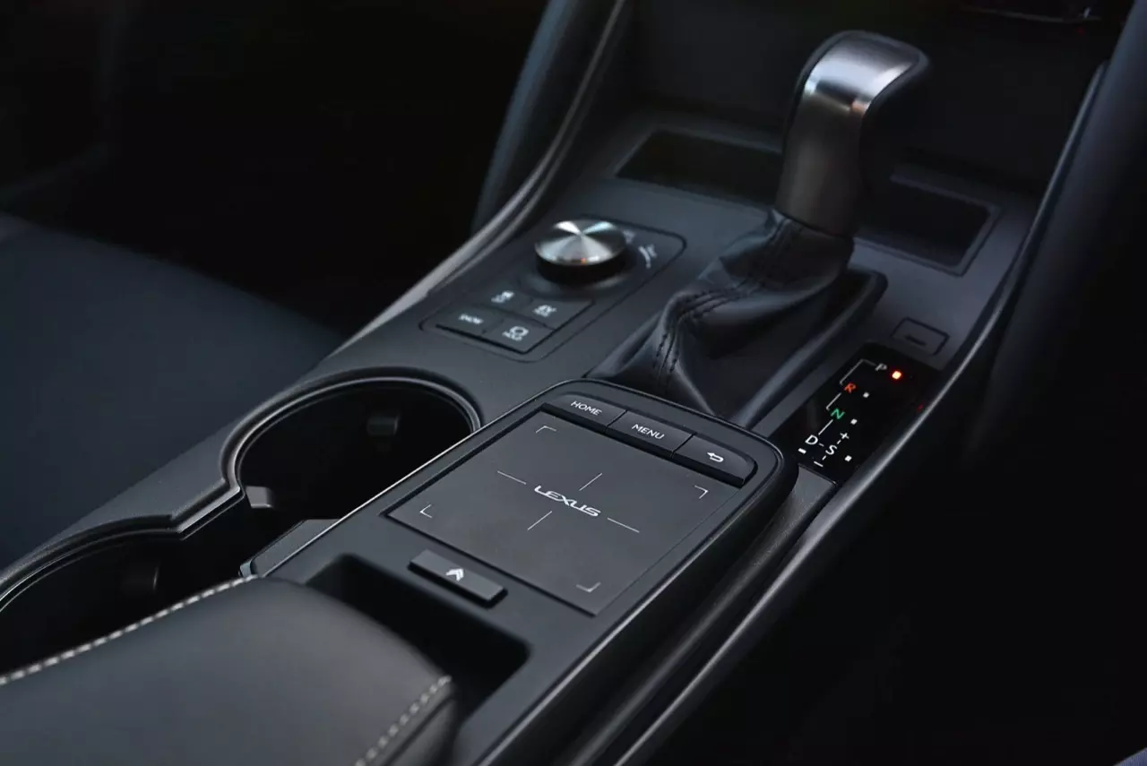 ลองของหล่อ ทดสอบพระรอง LEXUS IS300h LUXURY