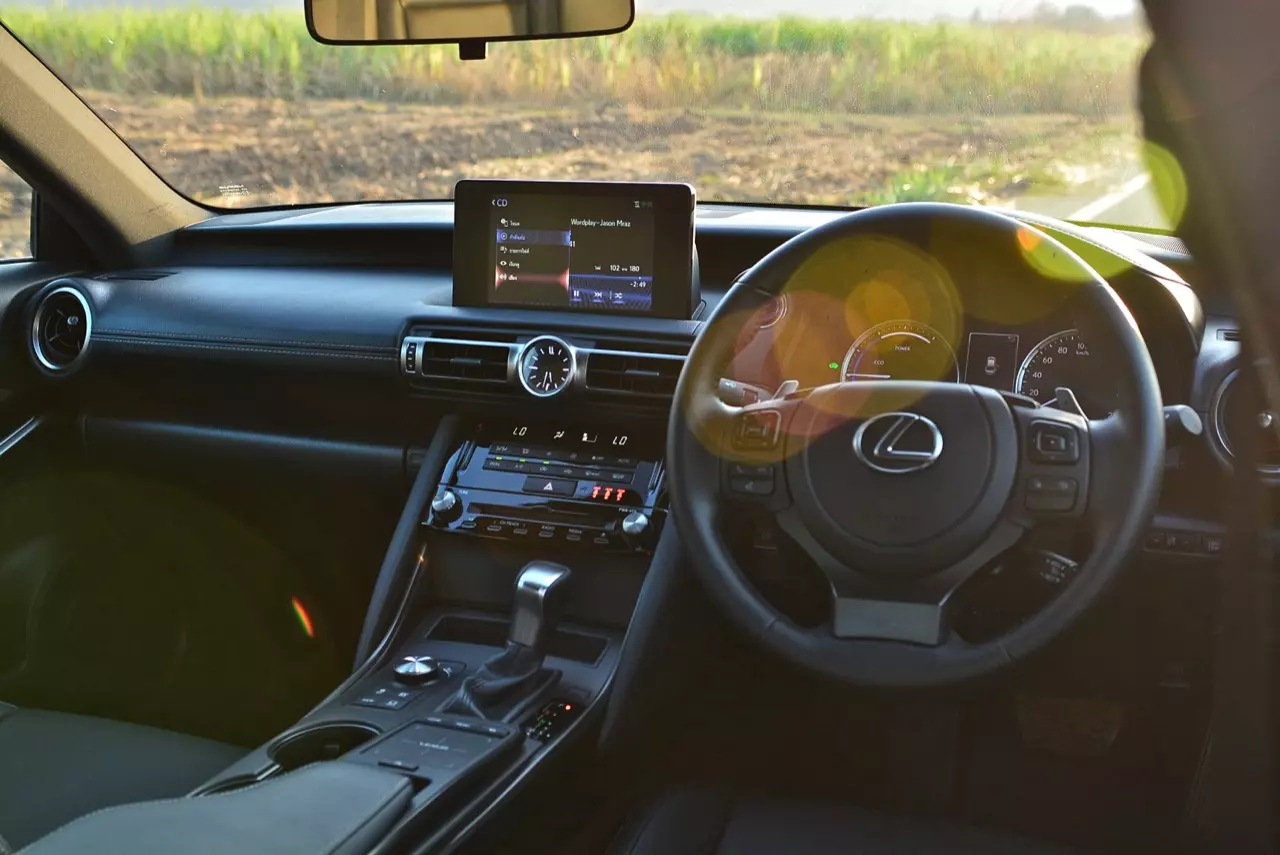 ลองของหล่อ ทดสอบพระรอง LEXUS IS300h LUXURY