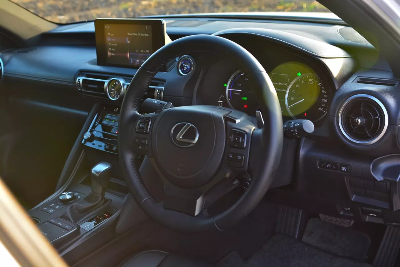 ลองของหล่อ ทดสอบพระรอง LEXUS IS300h LUXURY
