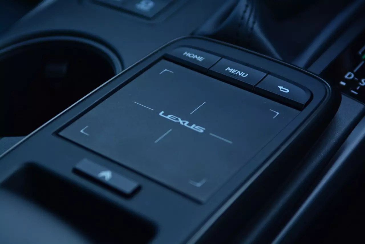ลองของหล่อ ทดสอบพระรอง LEXUS IS300h LUXURY