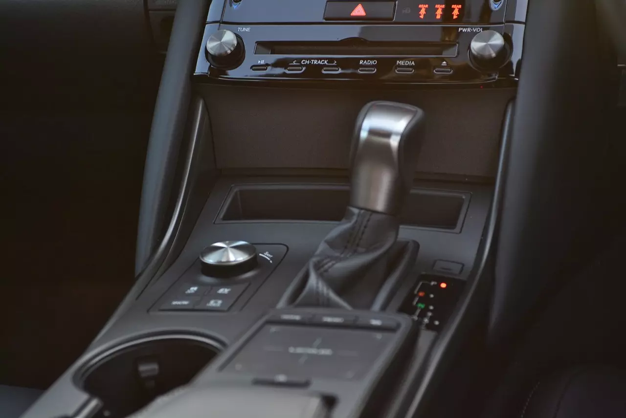 ลองของหล่อ ทดสอบพระรอง LEXUS IS300h LUXURY