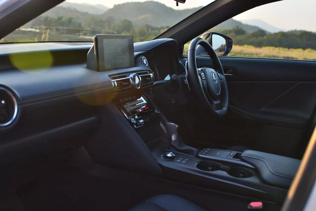 ลองของหล่อ ทดสอบพระรอง LEXUS IS300h LUXURY
