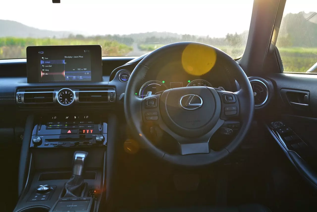 ลองของหล่อ ทดสอบพระรอง LEXUS IS300h LUXURY