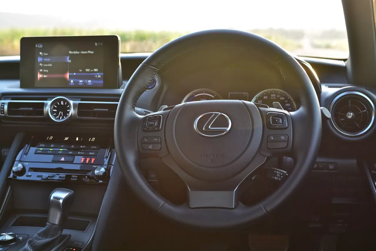 ลองของหล่อ ทดสอบพระรอง LEXUS IS300h LUXURY