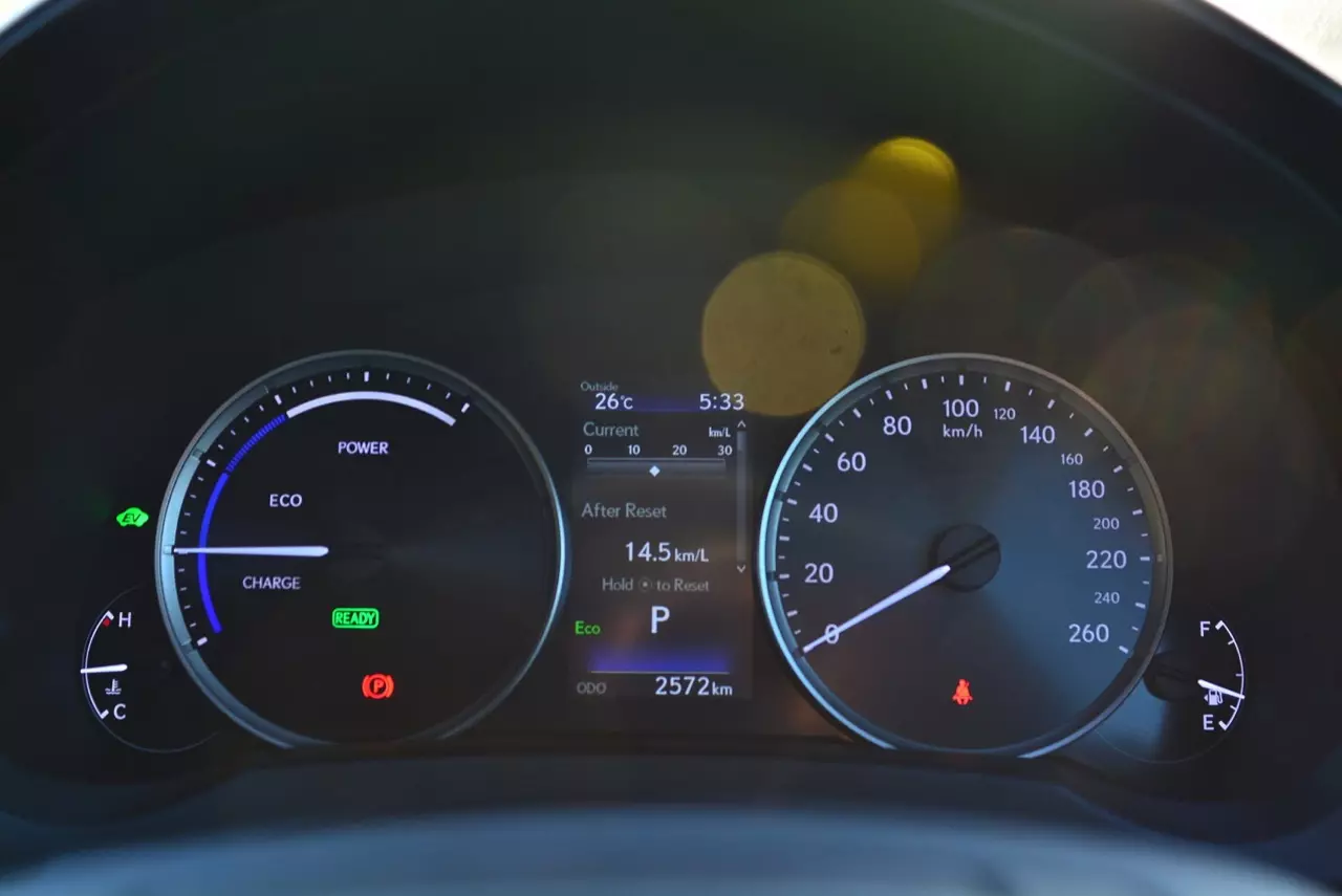 ลองของหล่อ ทดสอบพระรอง LEXUS IS300h LUXURY