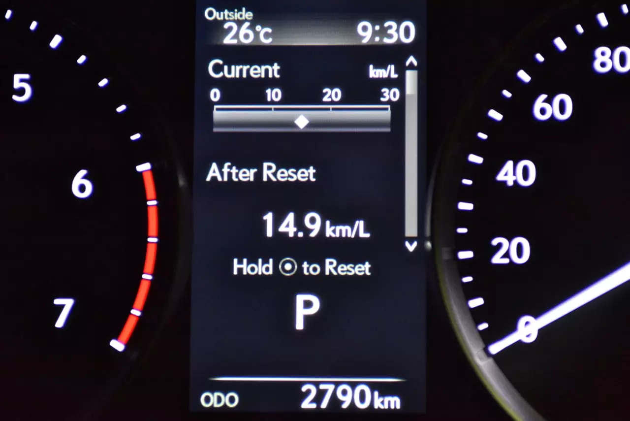 ลองของหล่อ ทดสอบพระรอง LEXUS IS300h LUXURY
