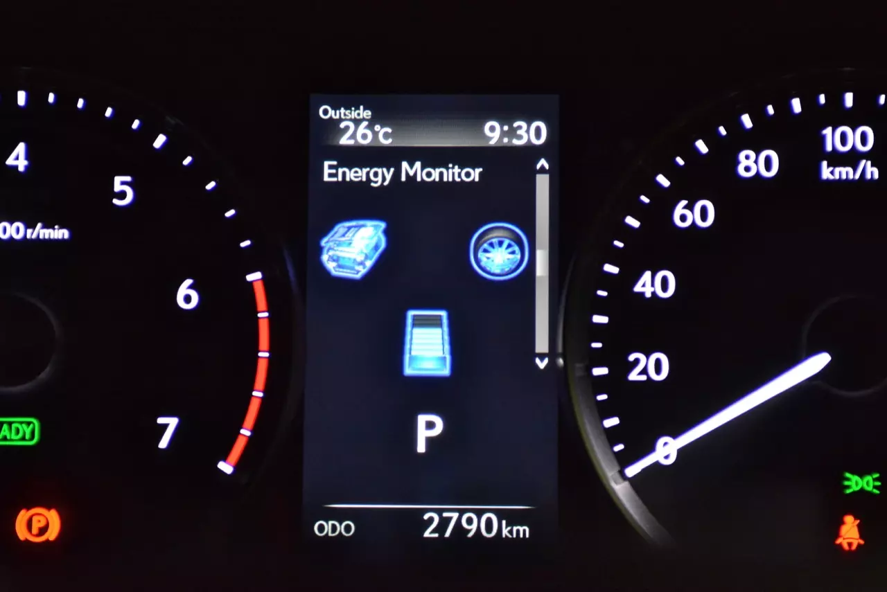 ลองของหล่อ ทดสอบพระรอง LEXUS IS300h LUXURY