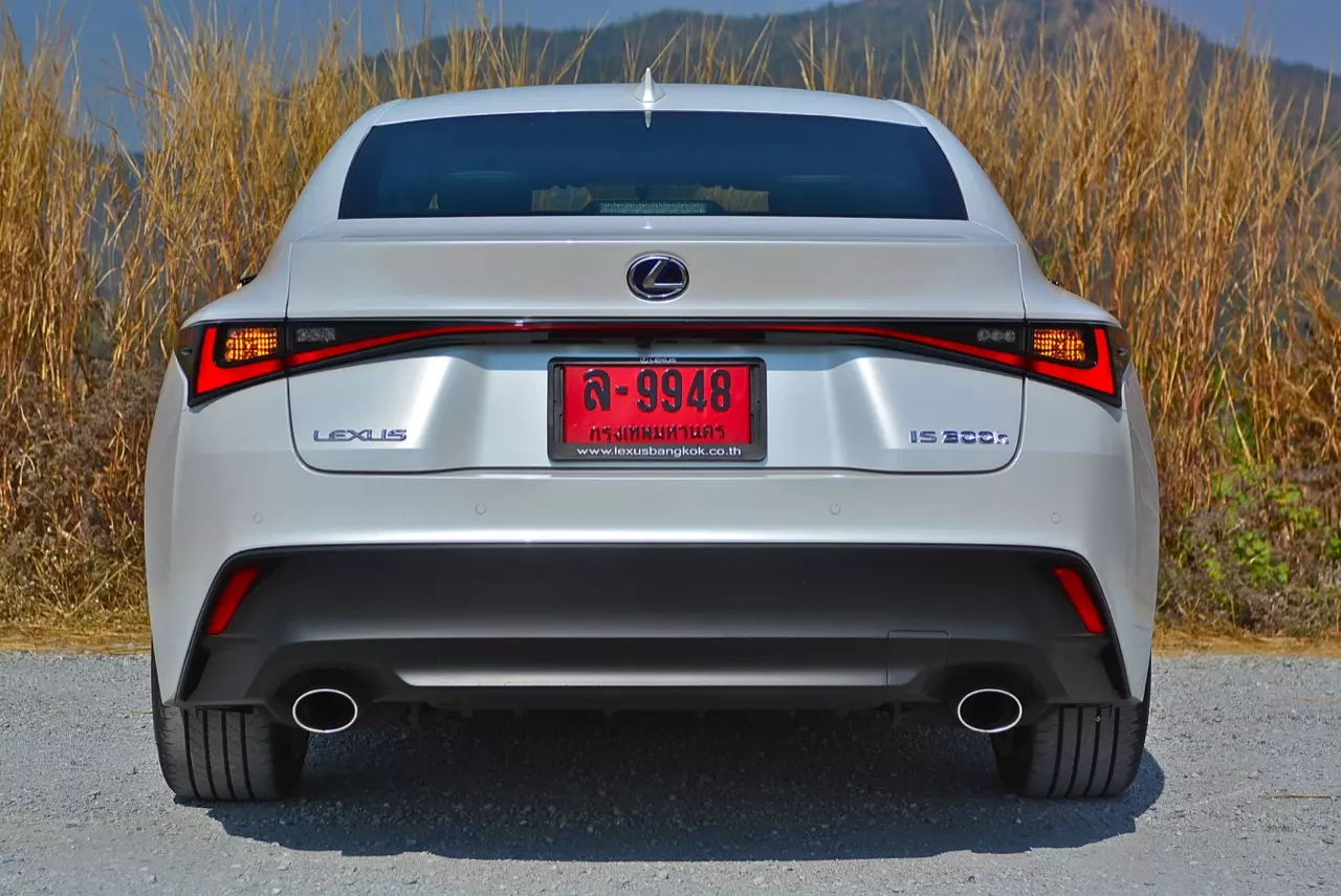 ลองของหล่อ ทดสอบพระรอง LEXUS IS300h LUXURY