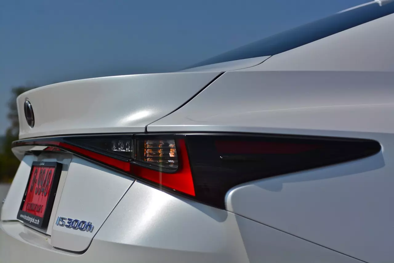 ลองของหล่อ ทดสอบพระรอง LEXUS IS300h LUXURY