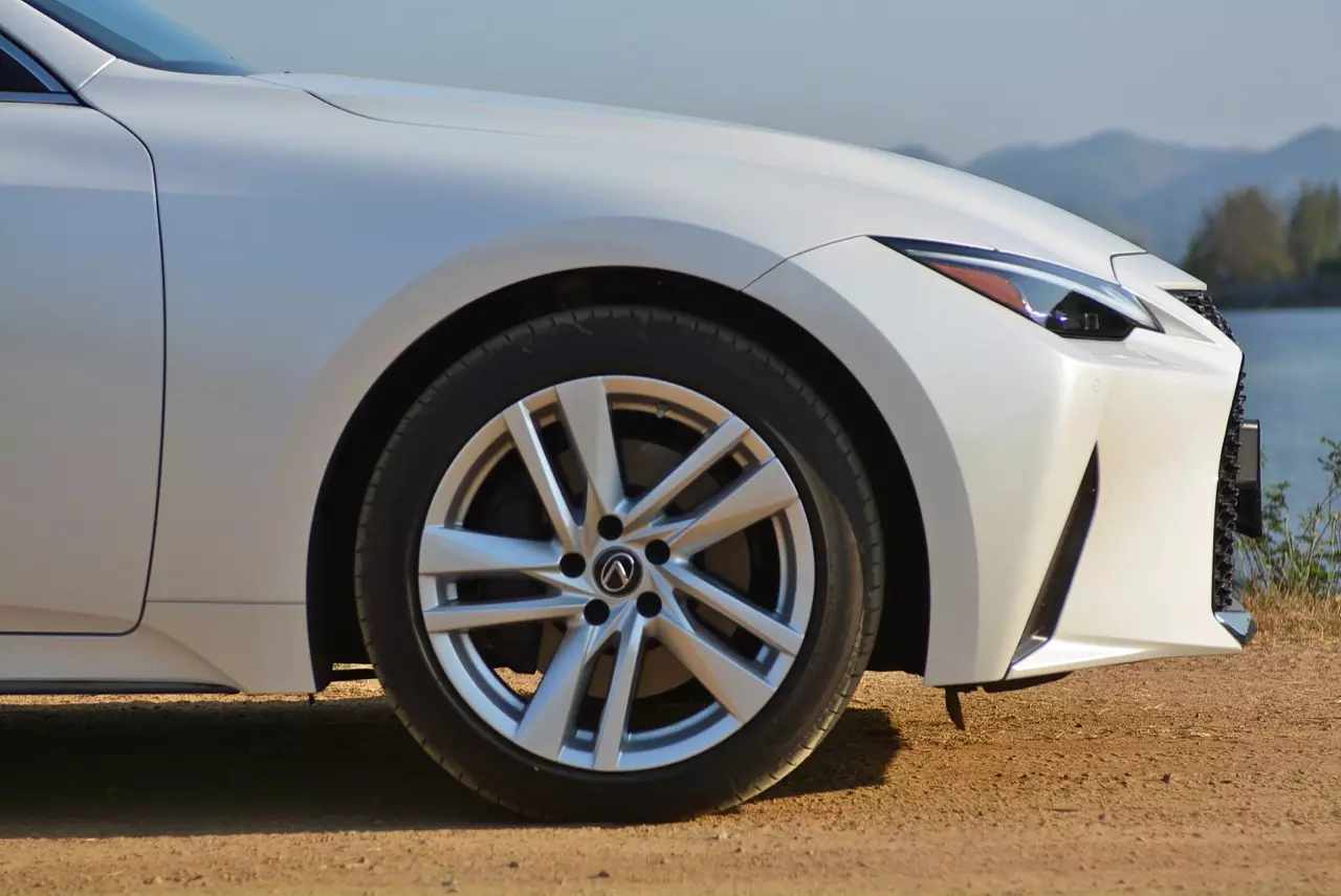 ลองของหล่อ ทดสอบพระรอง LEXUS IS300h LUXURY