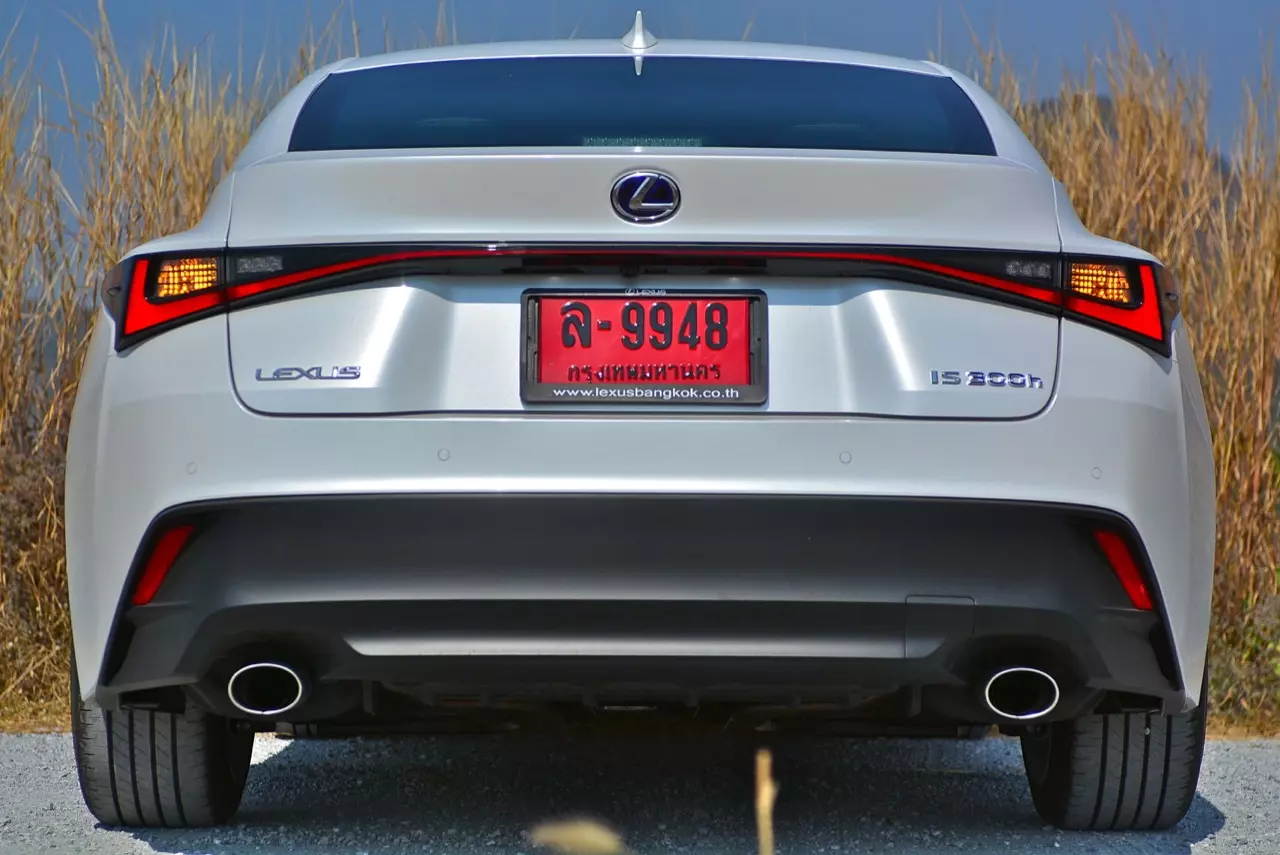 ลองของหล่อ ทดสอบพระรอง LEXUS IS300h LUXURY