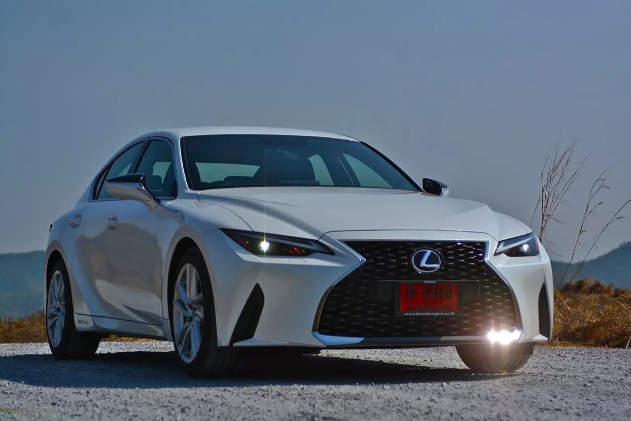 ลองของหล่อ ทดสอบพระรอง LEXUS IS300h LUXURY