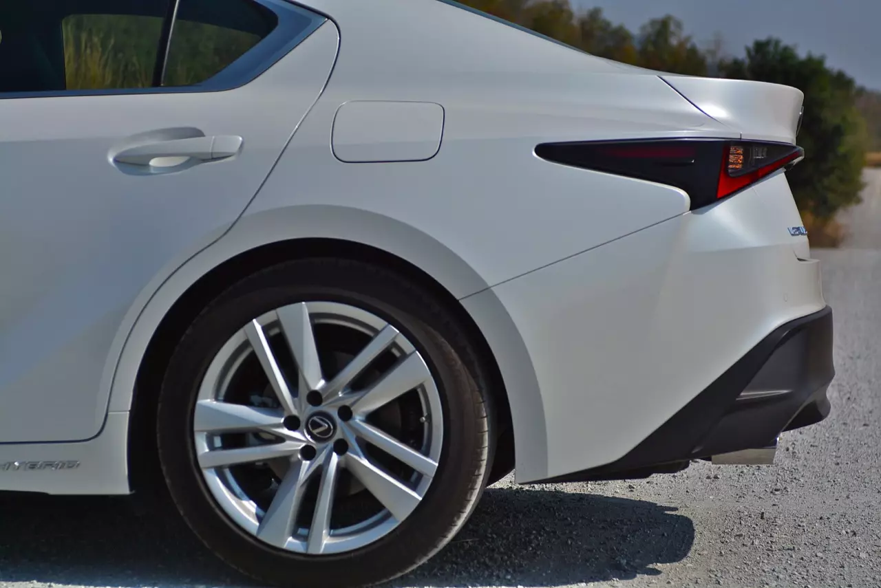 ลองของหล่อ ทดสอบพระรอง LEXUS IS300h LUXURY