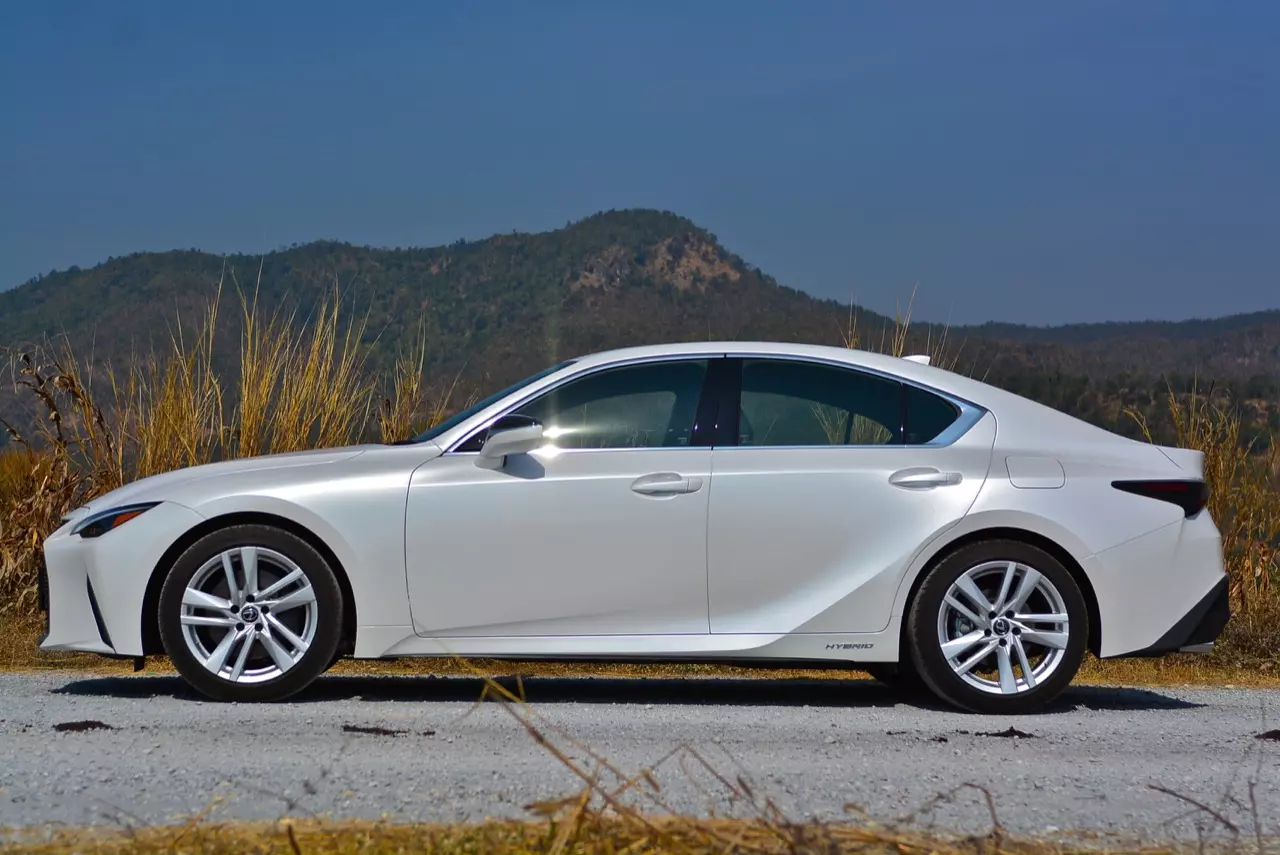 ลองของหล่อ ทดสอบพระรอง LEXUS IS300h LUXURY