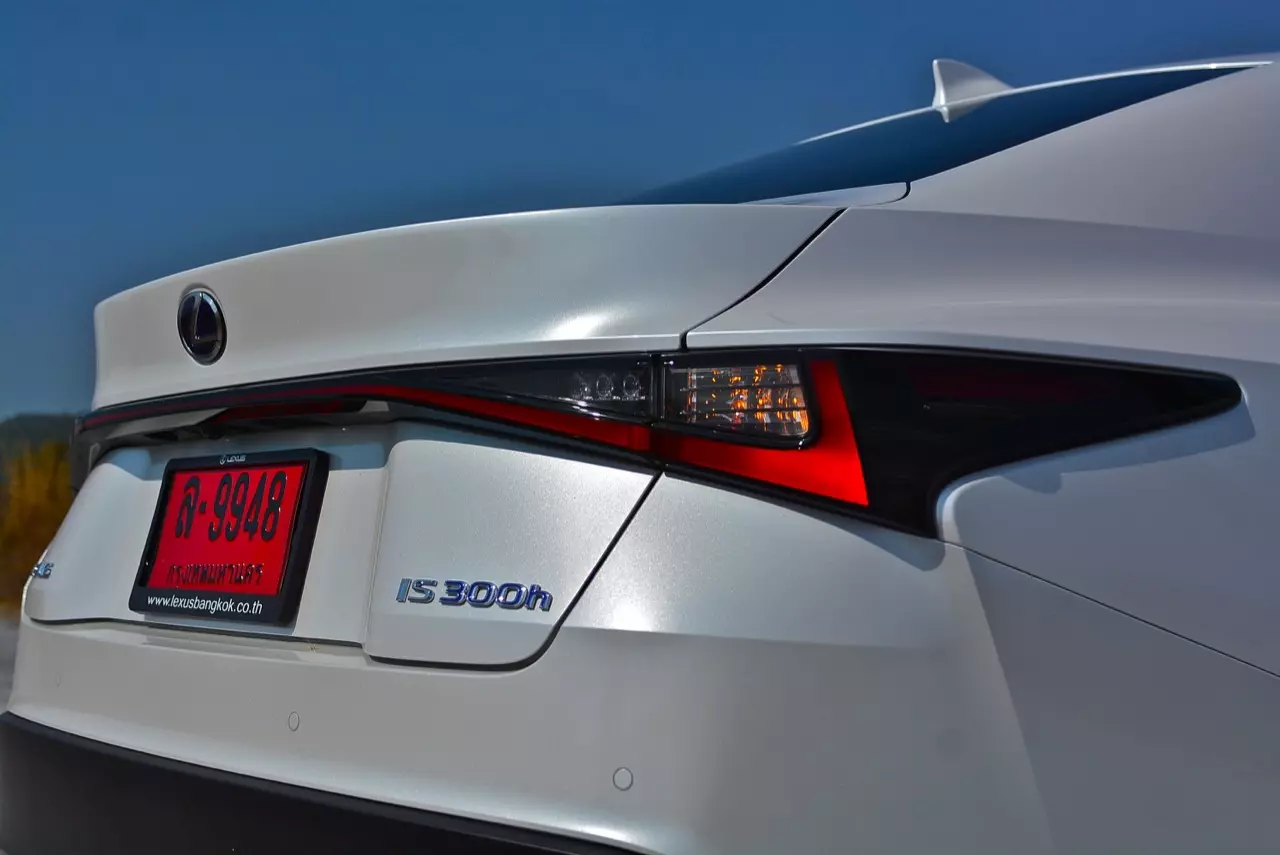 ลองของหล่อ ทดสอบพระรอง LEXUS IS300h LUXURY